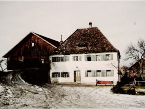 Dieses Anwesen trug den Hausnamen "beim Spacher" (Eberspacher). Haus mit Walmdach (Satteldach mit abgeschrägten Giebelspitzen