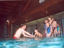 Sehr bekannt und beliebt sind auch die Schwimmkurse im Hallenbad. Mit Fug und Recht können wir behaupten, dass ein Großteil der Walder Bürger ihre "Schwimmerkarriere" mit Hilfe der Wasserwacht begonnen haben